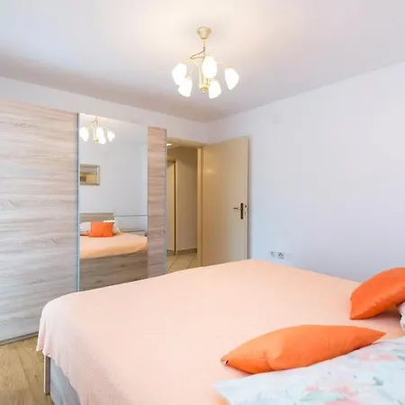Сasa de vacaciones House In With Terrace, Air Conditioning, W-lan, Washing Machine